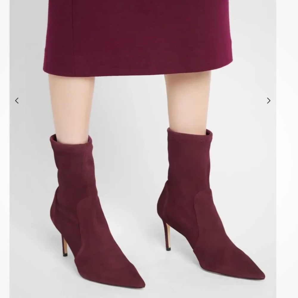 Stuart Weitzman
Stuart Stretch Suede Stiletto Booties pointed toe size 8
$595